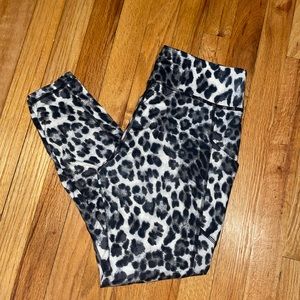 BOUTIQUE CHEETAH PRINT CAPRI LEGGINGS